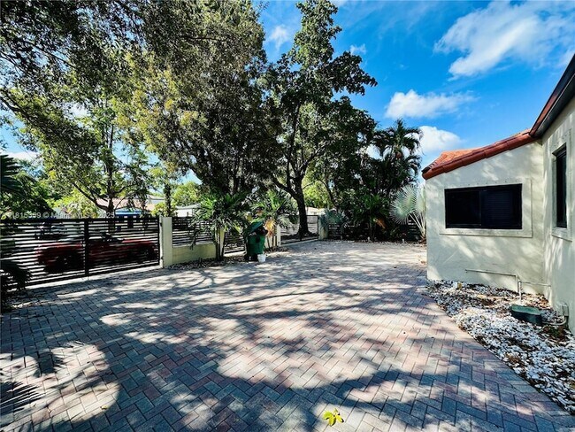 Foto del edificio - 5231 SW 5th Terrace