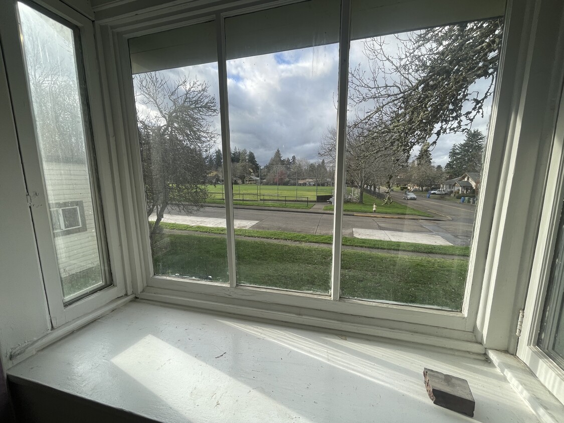 Primary Photo - 390 W 19th Ave