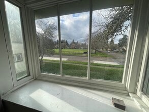 Building Photo - 390 W 19th Ave