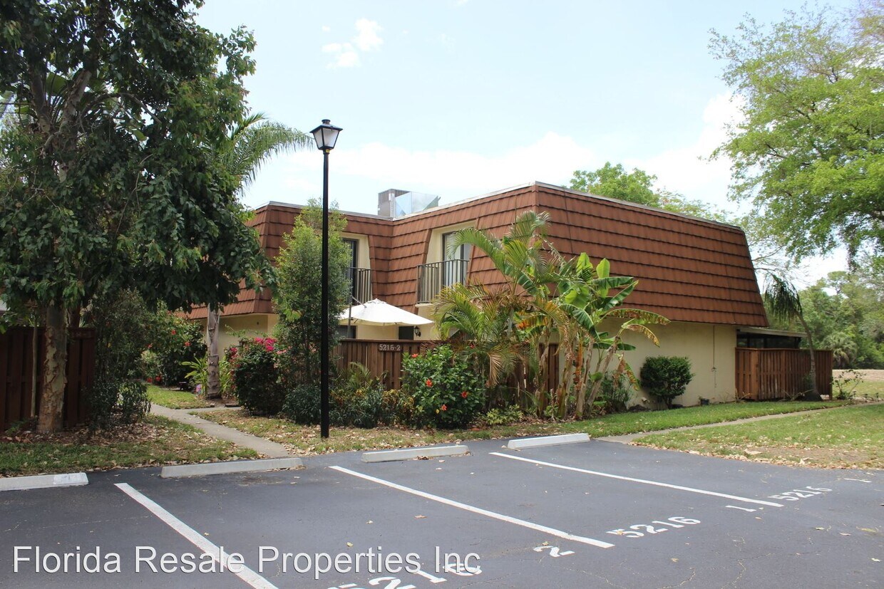 5216 Cedarbend Dr, Fort Myers, FL 33919