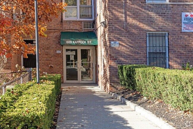 Entrance - 609 Kappock St