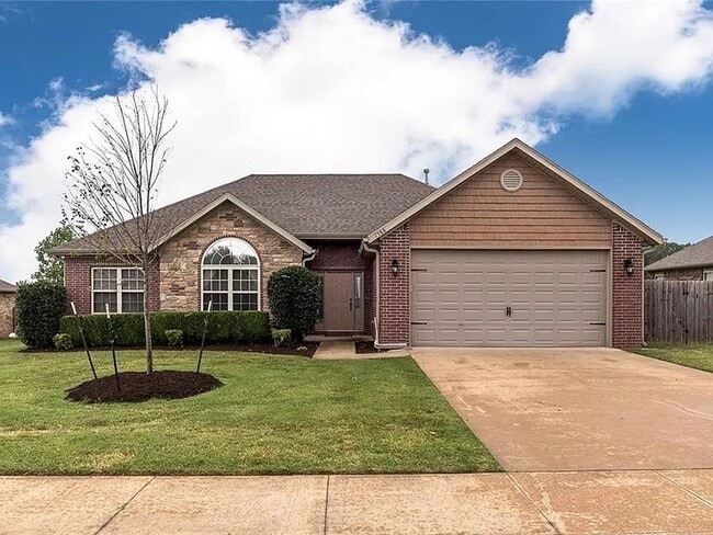 Photo - 1588 N Hazeltine Dr House