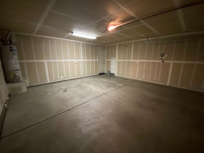 Building Photo - SW Visalia Home Available Now!