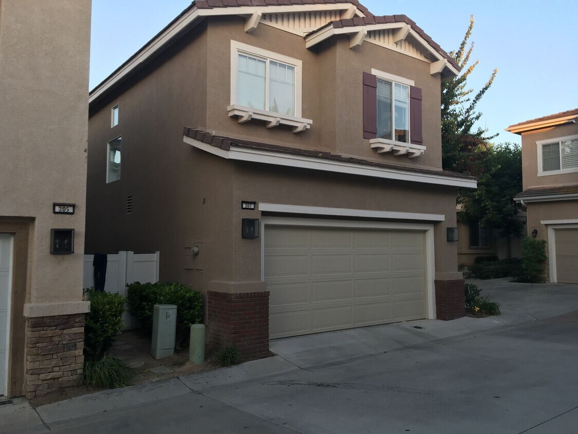 Primary Photo - Vista Plaza: 3 Bedroom 2.5 Bathroom Townhome,
