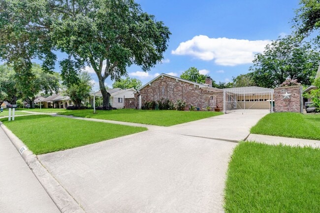 Building Photo - Charming 3-Bedroom Home in Huntington Vill...