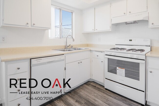 Foto del edificio - Gorgeous, Airy Two Bedroom on the Ground F...