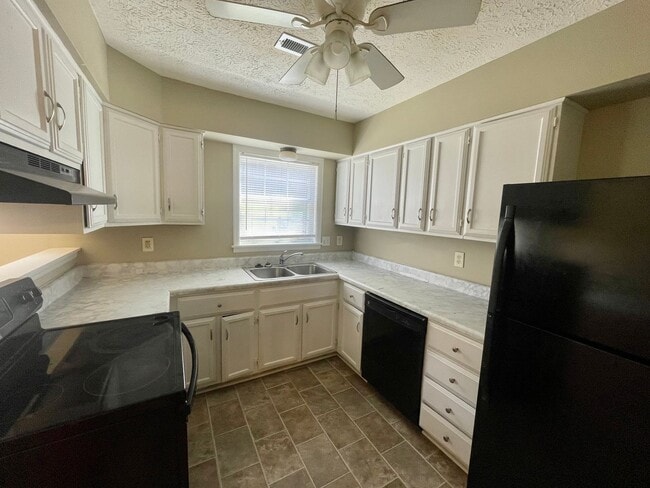 Building Photo - 1450 Ashbourne Dr