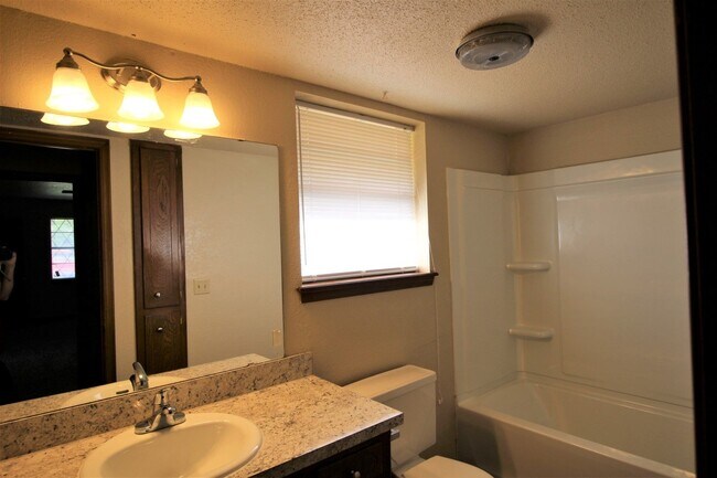 Building Photo - Spacious 3 Bed 2 Bath In Edmond