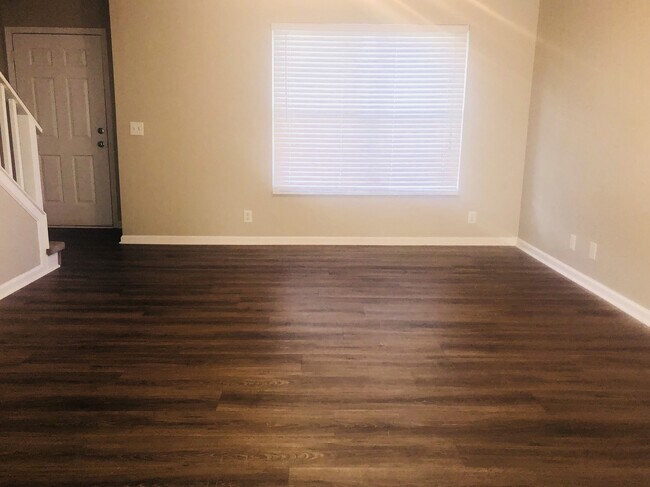 Building Photo - Charming 2 Bedroom, 2.5 bath Townhome