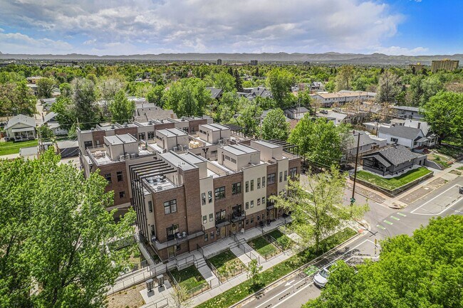 Foto del edificio - For Rent!  Corner Unit | Modern Townhome |...