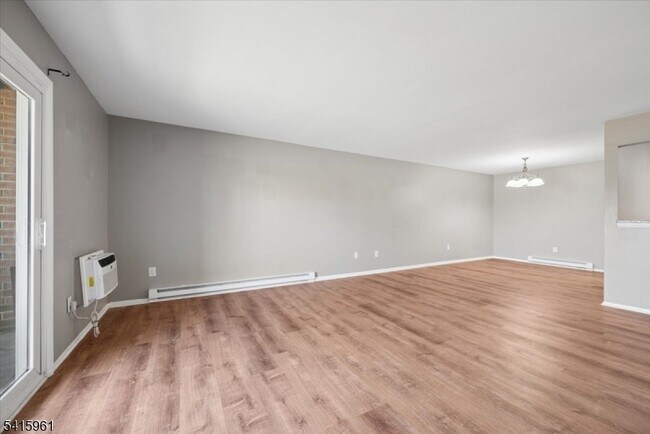 Building Photo - 807 Eves Dr