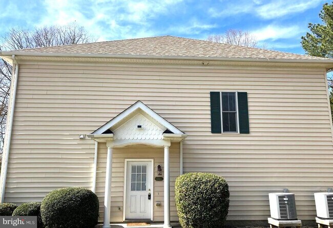 Foto del edificio - 22571 Chickadee Circle