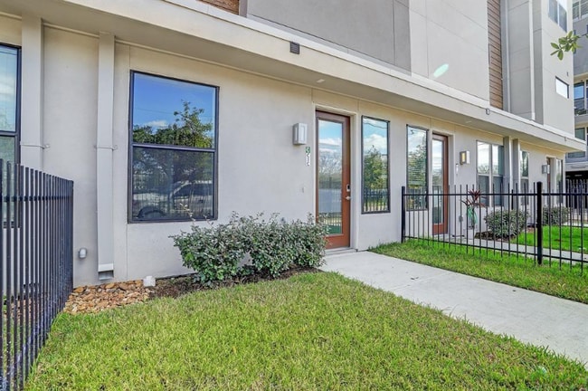 Building Photo - 2401 Crawford St