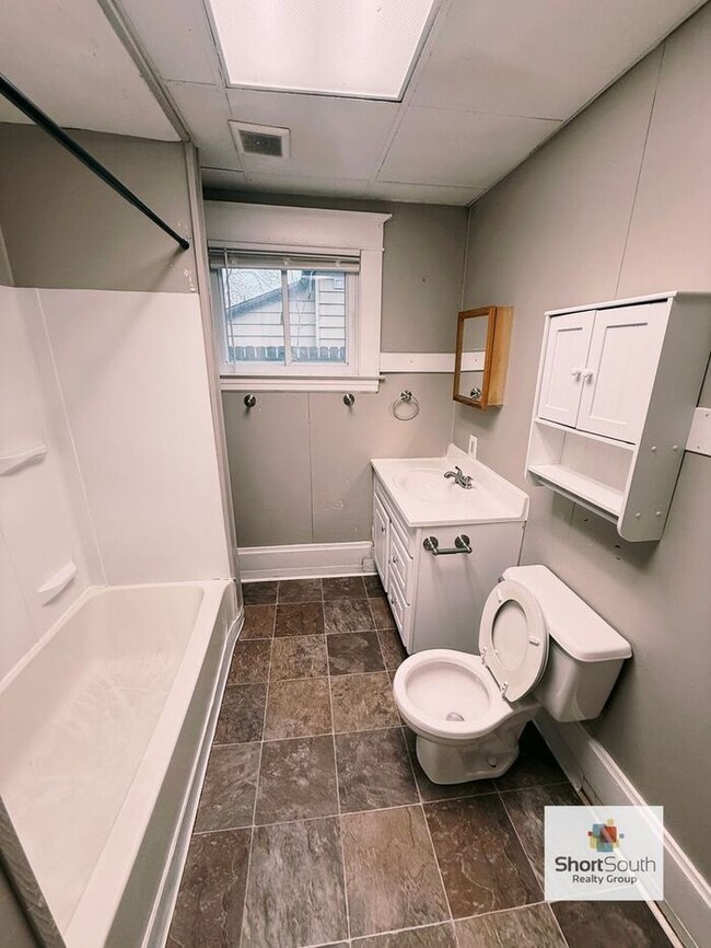 Foto del edificio - Updated Duplex 4 bed 2 bath on the NW Side