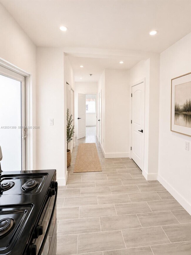 Foto del edificio - 7735 Byron Ave