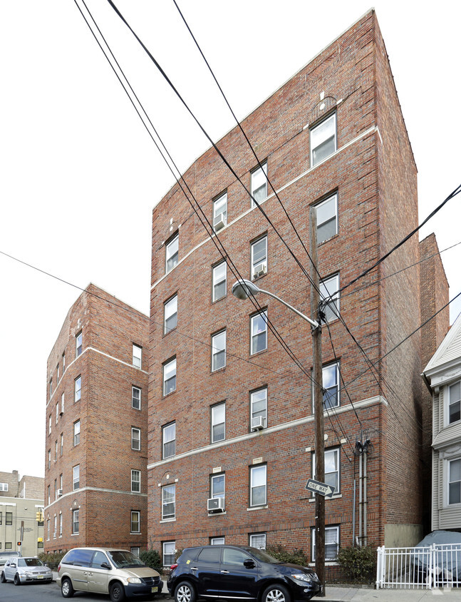 Building Photo - The Hampshire House