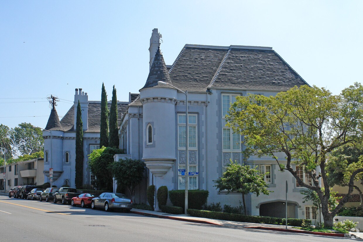 Primary Photo - 8320 Fountain Ave