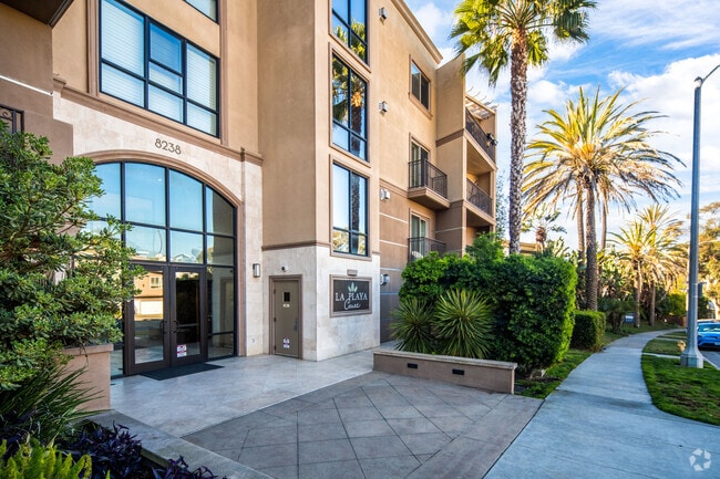 Entrance - La Playa Court