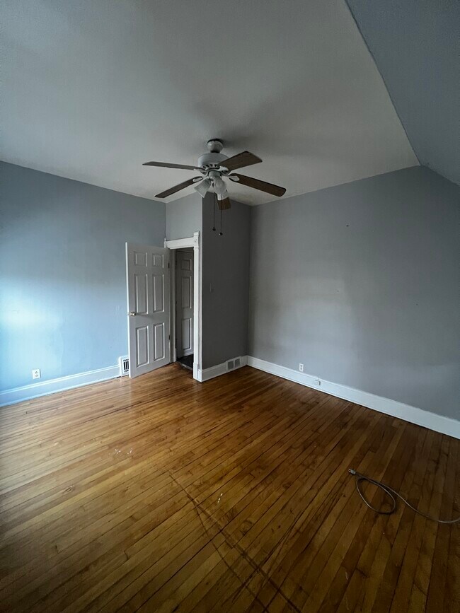 Dormitorio - 9025 Burlington Ave