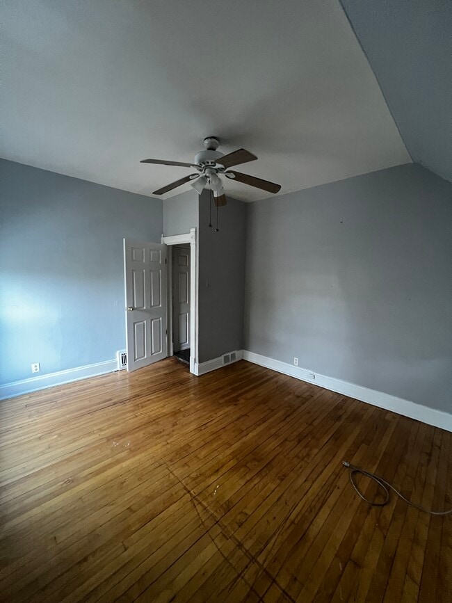 Bedroom - 9025 Burlington Ave