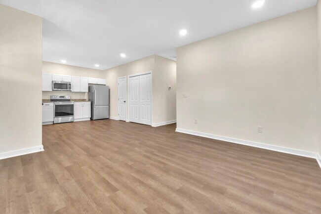 Building Photo - 304 E Hampton Ave