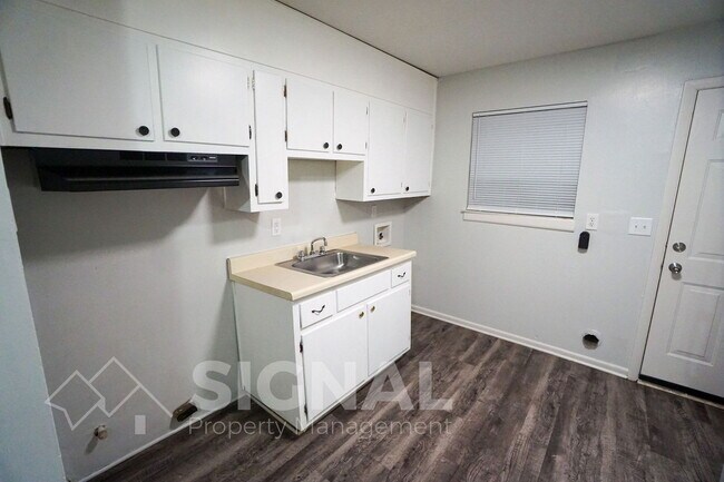 Building Photo - 1305 16th St N