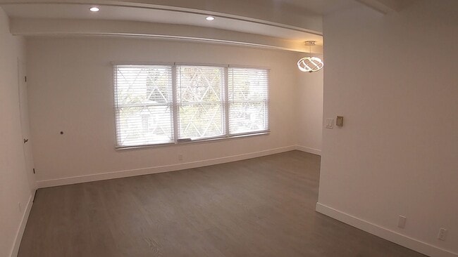 Building Photo - 1115 S Barrington Ave