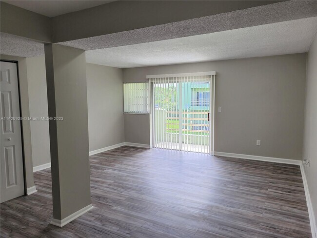 Foto del edificio - 11123 NW 7th St