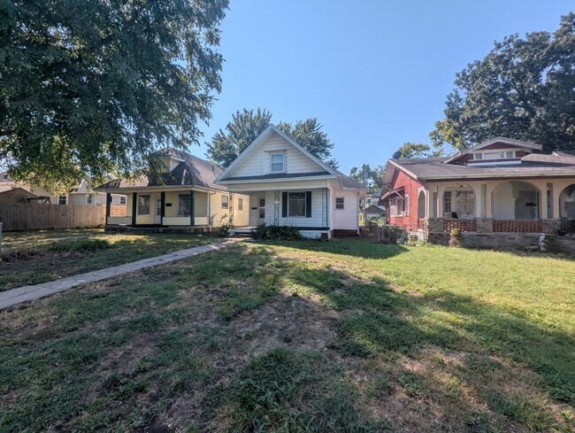 Building Photo - 2622 Monterey St