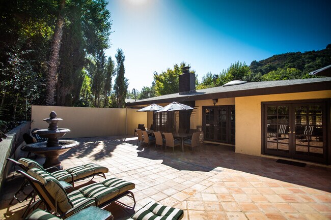 Foto del edificio - 2410 Benedict Canyon Drive