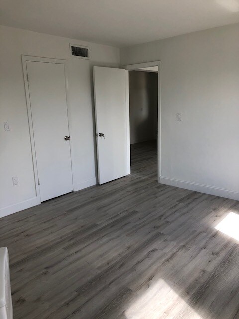 Building Photo - 960 S Le Jeune Rd