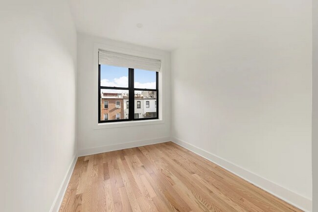 Foto del edificio - 1004A Putnam Ave