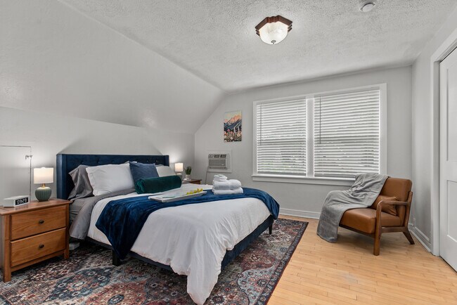 Foto del edificio - 431 E Summer St