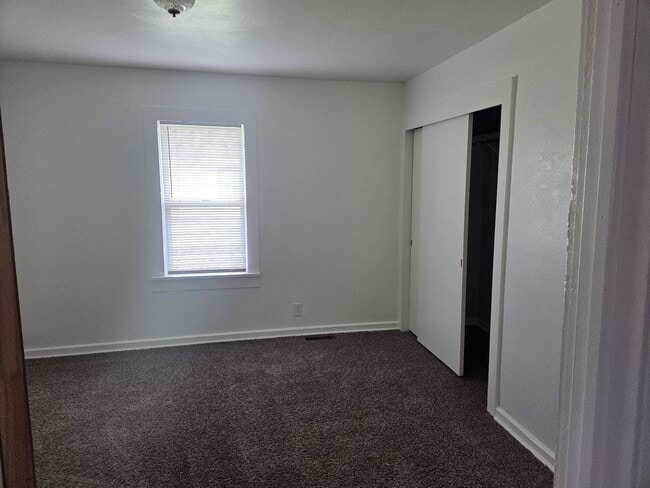 Building Photo - Remodeled 2 bed unit, ready for a new family
