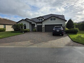 Building Photo - 527 SE Vallarta Dr