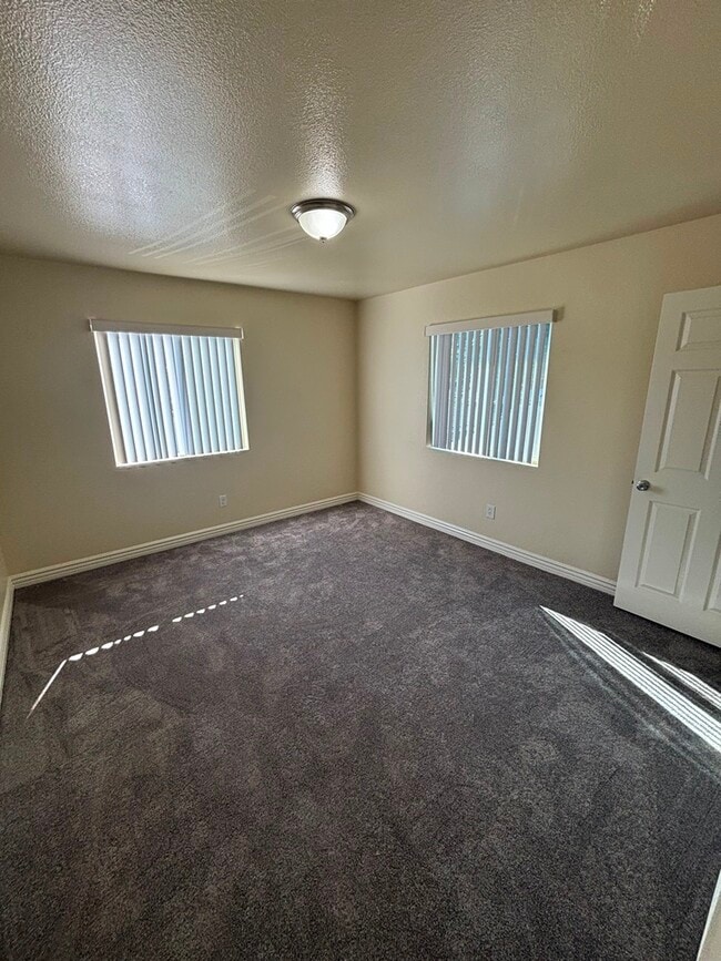 Building Photo - 8634 Menlo Ave