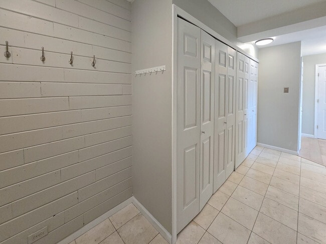 Building Photo - 2909 N Sheridan Rd