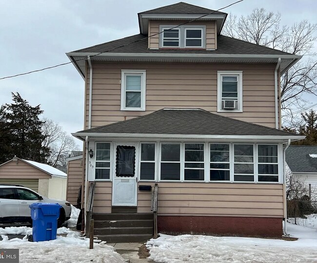 Frente - 303 Ellis St