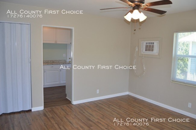 Building Photo - CHARMING AND UPDATED DOWNTOWN APARTMENT