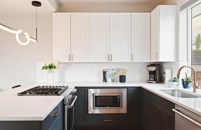 Building Photo - Chic LoHi townhouse with incredible views ...