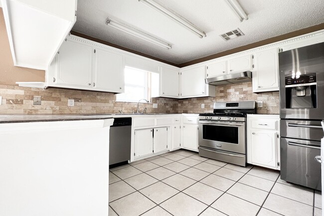 Building Photo - Massive 4BD/2BTH and 2 Car garage Home! Mi...