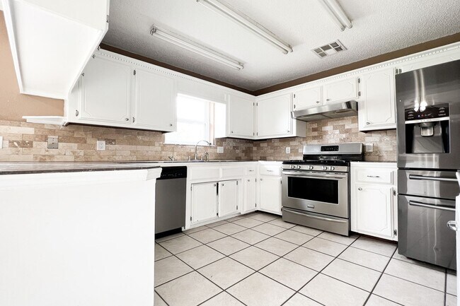 Foto del edificio - Massive 4BD/2BTH and 2 Car garage Home! Mi...