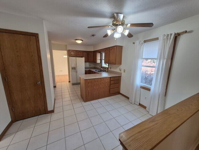 Foto del edificio - Charming 3BR 1.5BA Home w/ In-Unit Laundry + Central Air + Garage in Avon