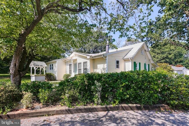 Building Photo - 10410 Shady Acres Ln