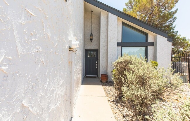 Building Photo - Fully Furnished Spacious 3BR House in Las ...