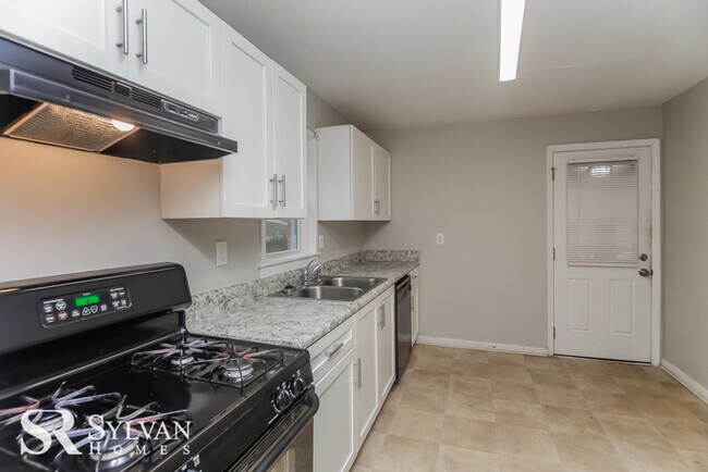 Building Photo - Spacious 3BR 1BA ranch home now available!