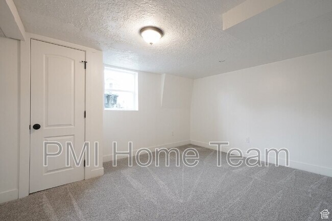 Building Photo - 859 Binford St