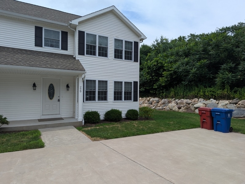 Primary Photo - 227-229 River Road - 229