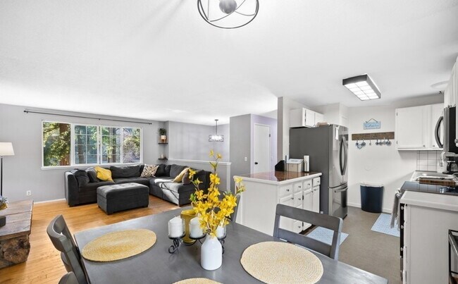 Living Space - 359 NW Oakmont Way
