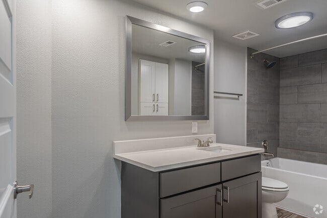 2BR, 2BA - 1253SF - Lakeside